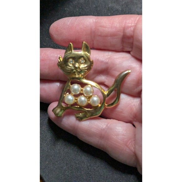 Vintage Gold Tone Cat Brooch With Faux Pearl Accents & Rhinestone Eyes Pin Jewel - Picture 2 of 5